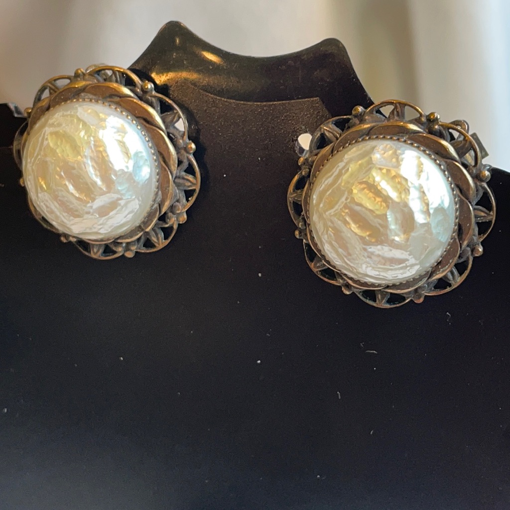 Vtg Hobe Faux Baroque Pearl And Brassy Metal Clip On Round Earrings 1”